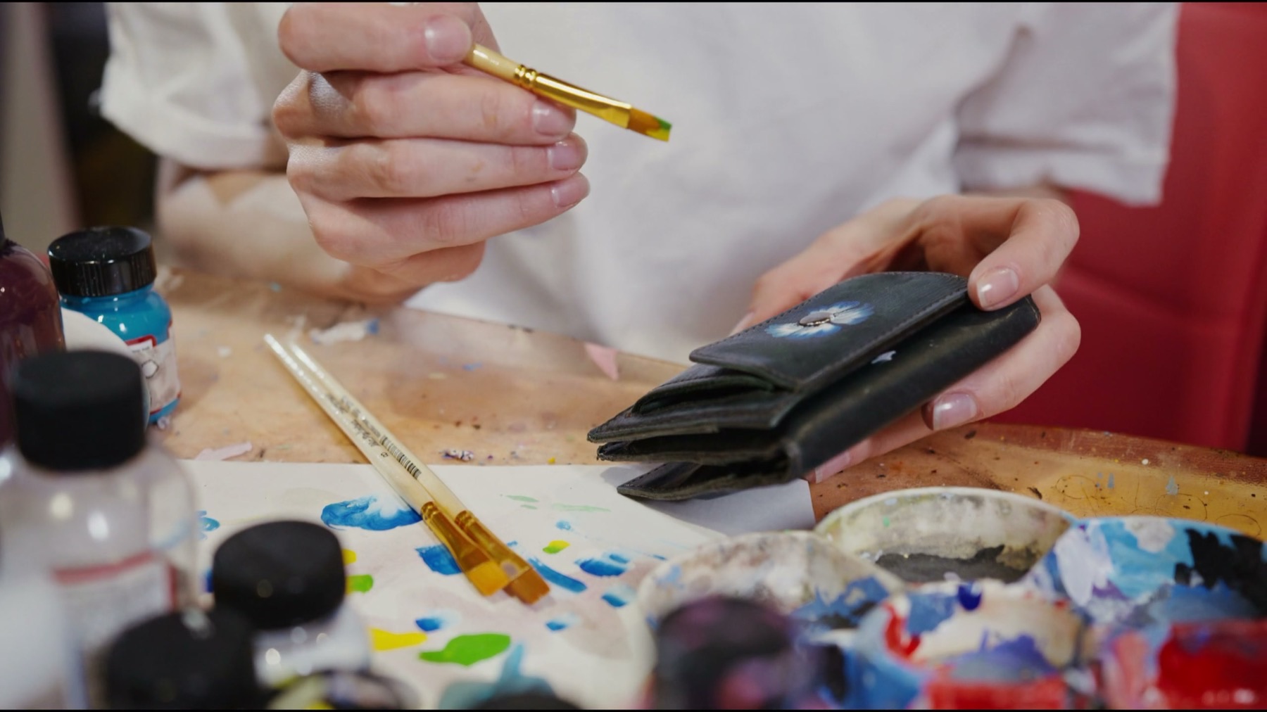 Hand-dyeing leather in graduated layers